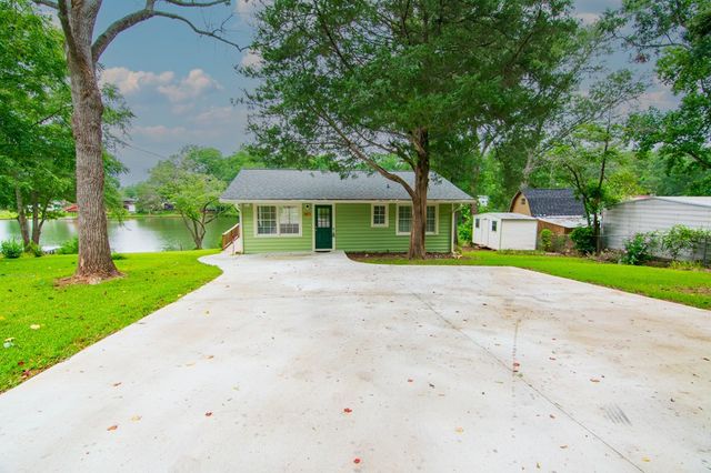 1671 West Pine Lake Drive, West Point, GA 31833