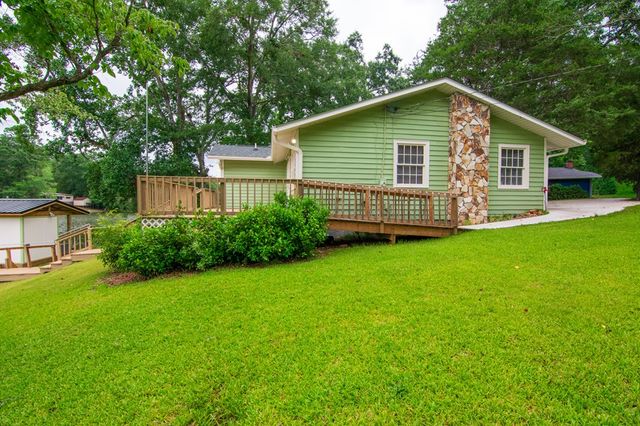 1671 West Pine Lake Drive, West Point, GA 31833