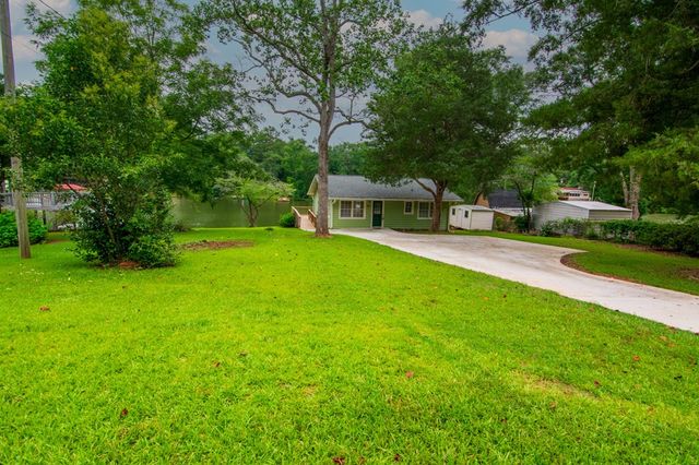 1671 West Pine Lake Drive, West Point, GA 31833
