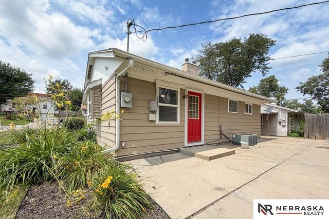3319 S 40th Street, Omaha, NE 68105