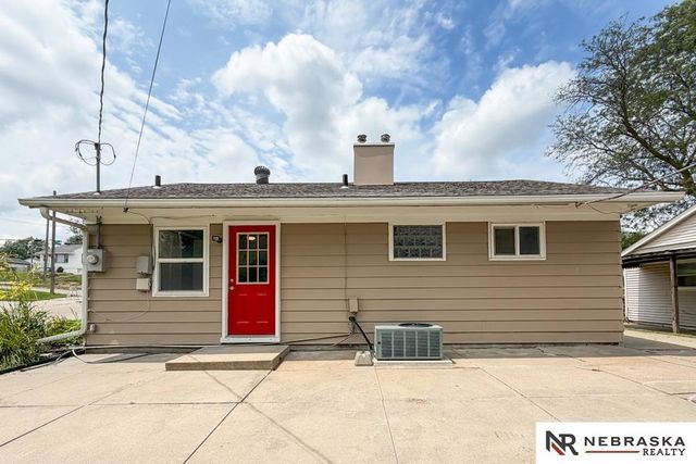 3319 S 40th Street, Omaha, NE 68105