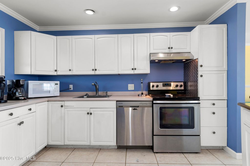 Image 15 of property listing at 101 Ocean Drive, Emerald Isle, NC 28594