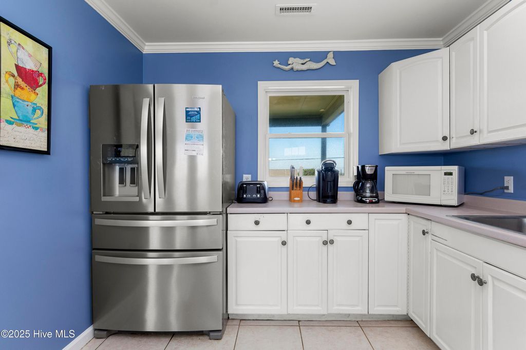 Image 16 of property listing at 101 Ocean Drive, Emerald Isle, NC 28594