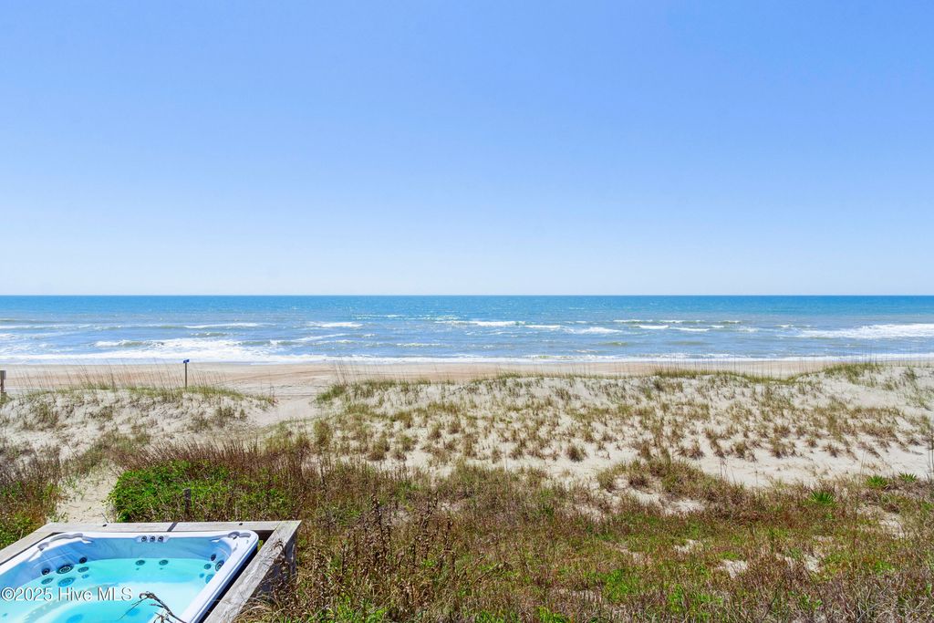 Image 18 of property listing at 101 Ocean Drive, Emerald Isle, NC 28594