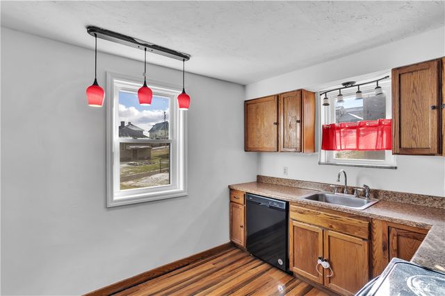 114 S 8th St, Youngwood, PA 15697