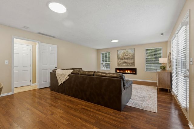 1087 W BARNES DR, Kaysville, UT 84037