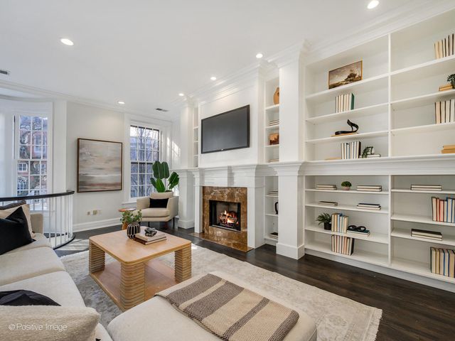 37 E Elm Street, Chicago, IL 60611