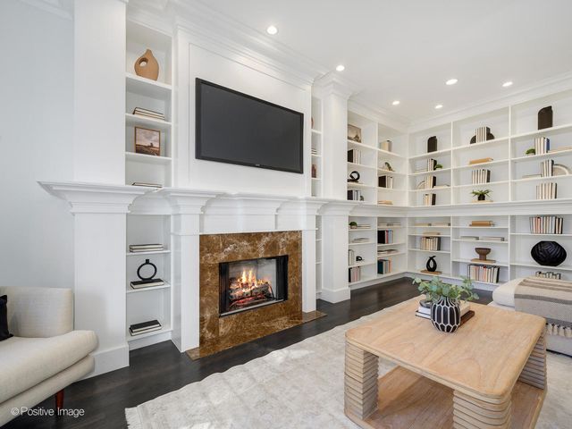 37 E Elm Street, Chicago, IL 60611