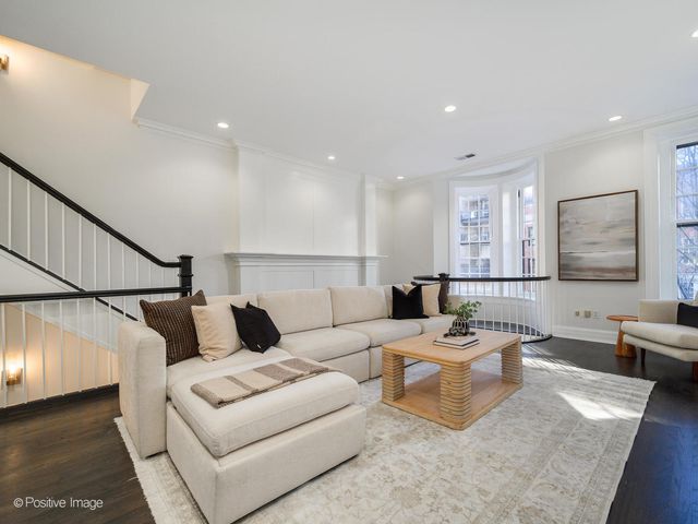 37 E Elm Street, Chicago, IL 60611