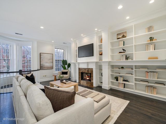 37 E Elm Street, Chicago, IL 60611