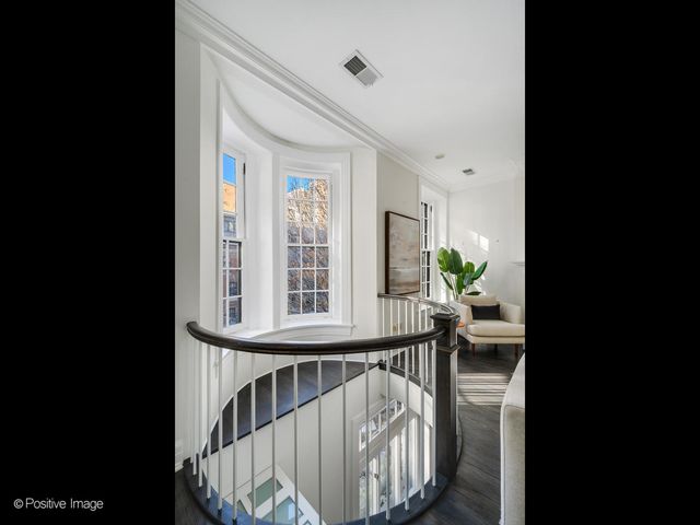 37 E Elm Street, Chicago, IL 60611