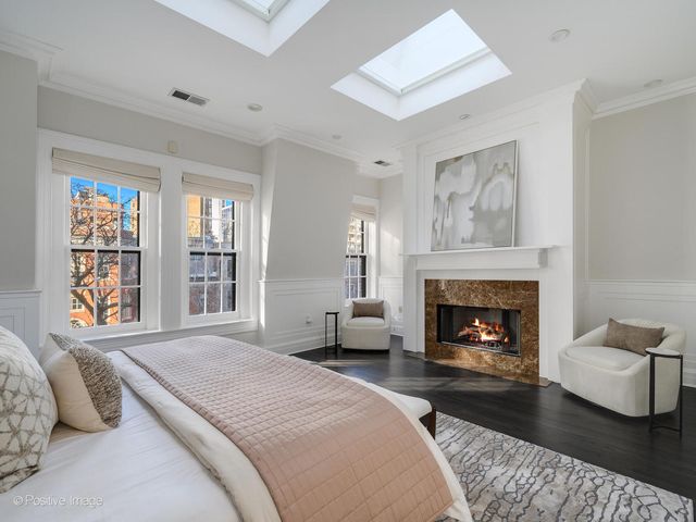 37 E Elm Street, Chicago, IL 60611