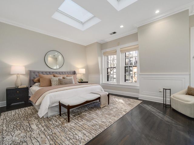 37 E Elm Street, Chicago, IL 60611