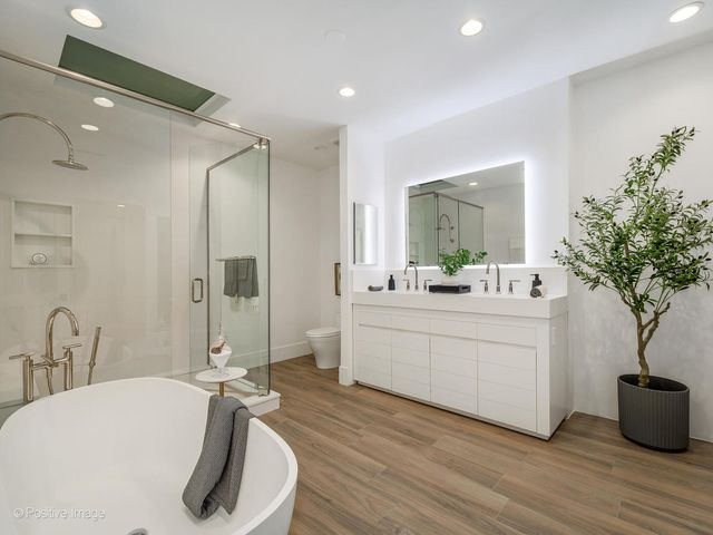 37 E Elm Street, Chicago, IL 60611