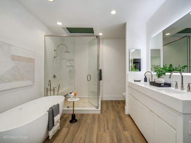 37 E Elm Street, Chicago, IL 60611