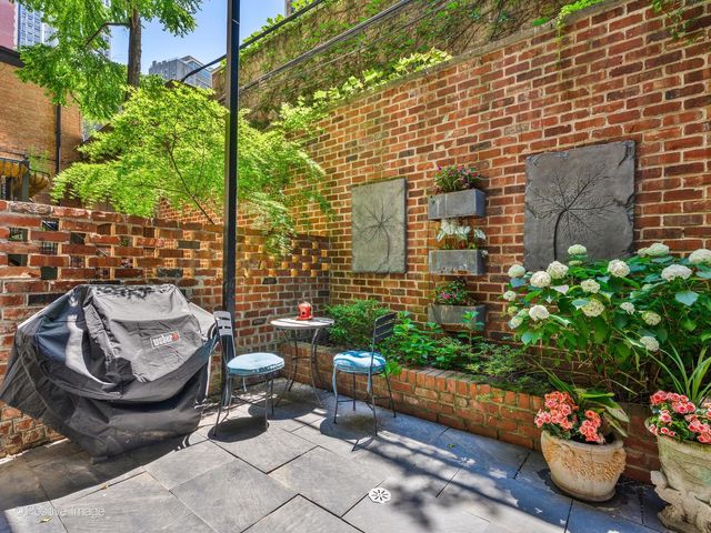 37 E Elm Street, Chicago, IL 60611