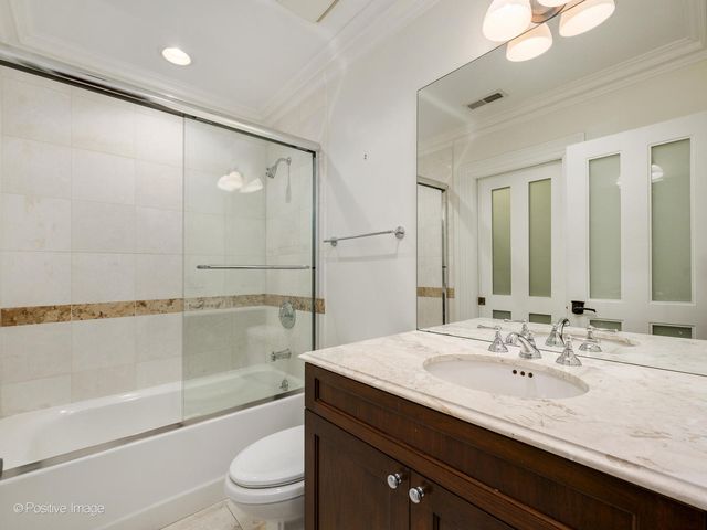 37 E Elm Street, Chicago, IL 60611