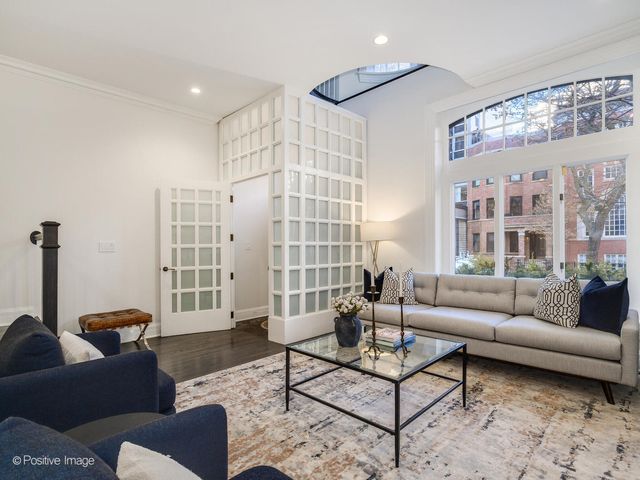 37 E Elm Street, Chicago, IL 60611