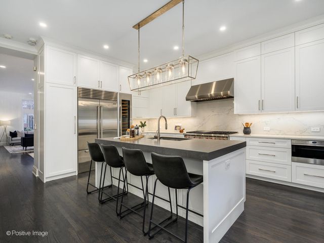 37 E Elm Street, Chicago, IL 60611