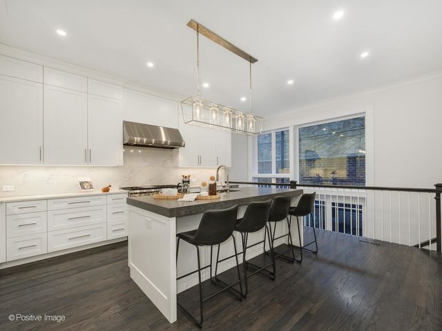 37 E Elm Street, Chicago, IL 60611