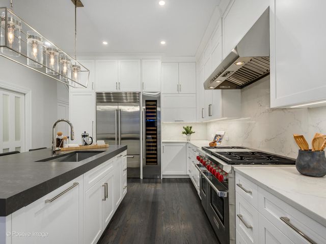 37 E Elm Street, Chicago, IL 60611