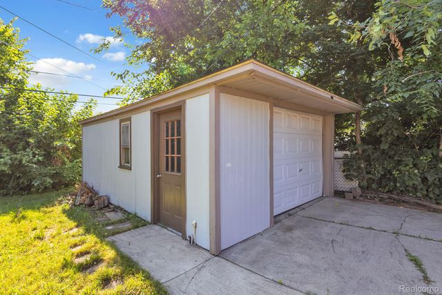 8484 Berwyn Street, Dearborn Heights, MI 48127