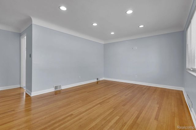 8484 Berwyn Street, Dearborn Heights, MI 48127