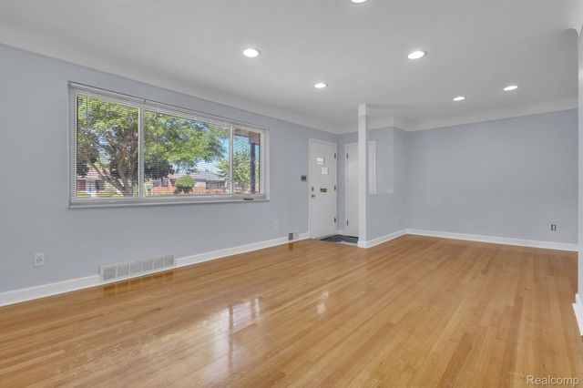 8484 Berwyn Street, Dearborn Heights, MI 48127