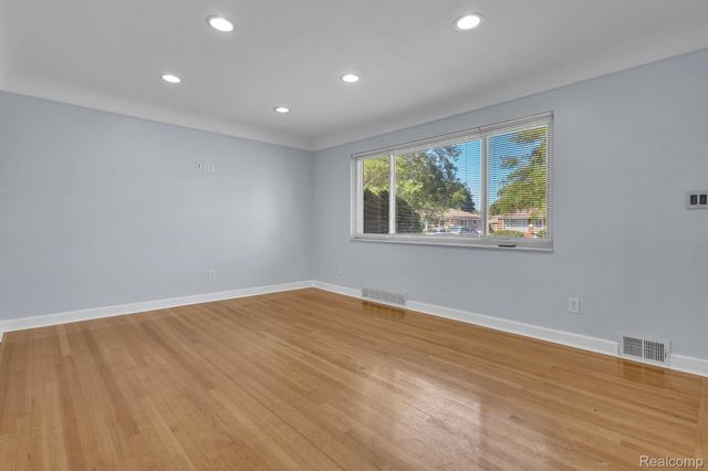 8484 Berwyn Street, Dearborn Heights, MI 48127