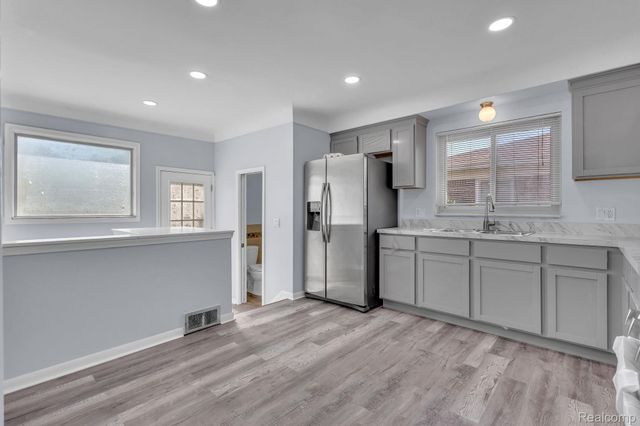 8484 Berwyn Street, Dearborn Heights, MI 48127