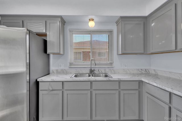 8484 Berwyn Street, Dearborn Heights, MI 48127