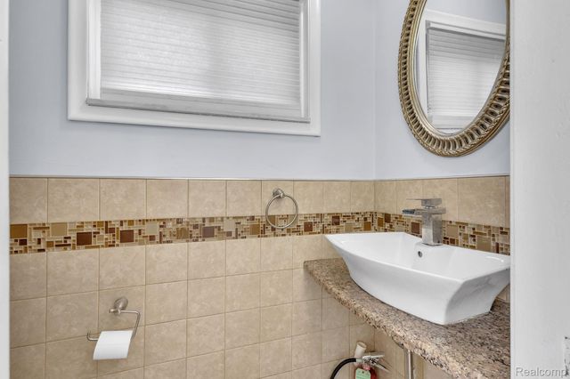 8484 Berwyn Street, Dearborn Heights, MI 48127