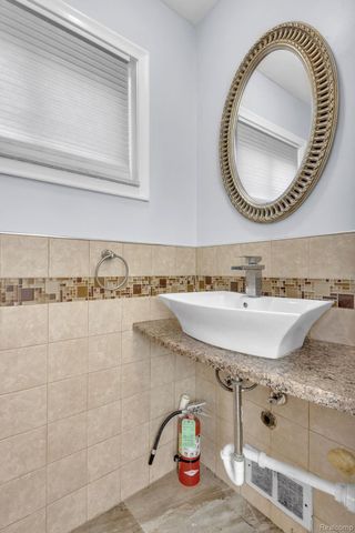 8484 Berwyn Street, Dearborn Heights, MI 48127