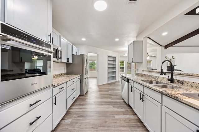 823 S Wildwood Drive, Irving, TX 75060