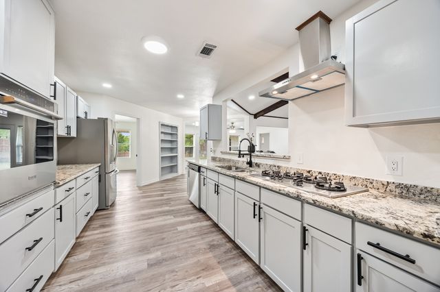 823 S Wildwood Drive, Irving, TX 75060