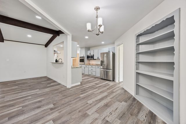 823 S Wildwood Drive, Irving, TX 75060