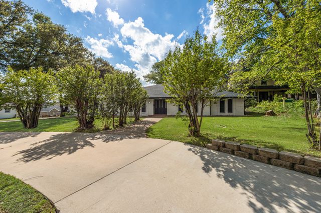 823 S Wildwood Drive, Irving, TX 75060