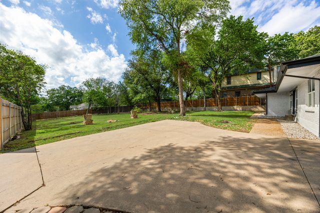 823 S Wildwood Drive, Irving, TX 75060