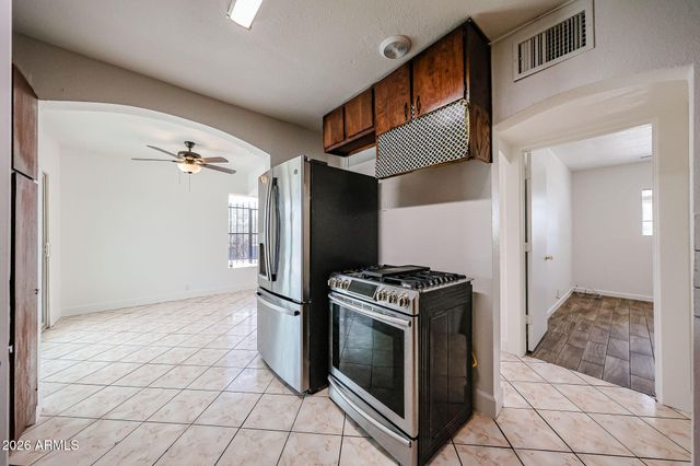 2621 W AVALON Drive, Phoenix, AZ 85017