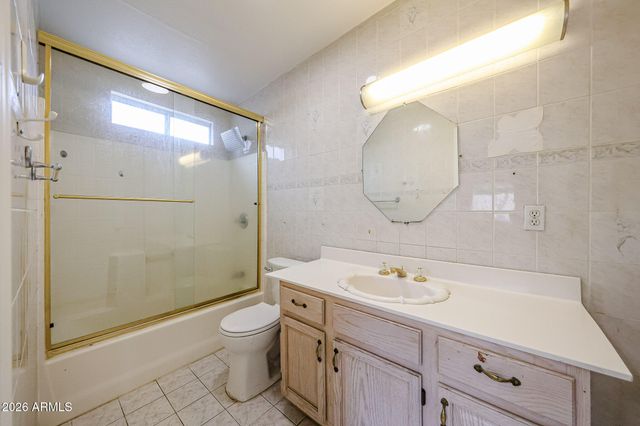 2621 W AVALON Drive, Phoenix, AZ 85017
