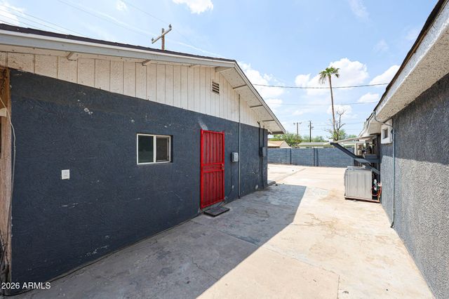 2621 W AVALON Drive, Phoenix, AZ 85017