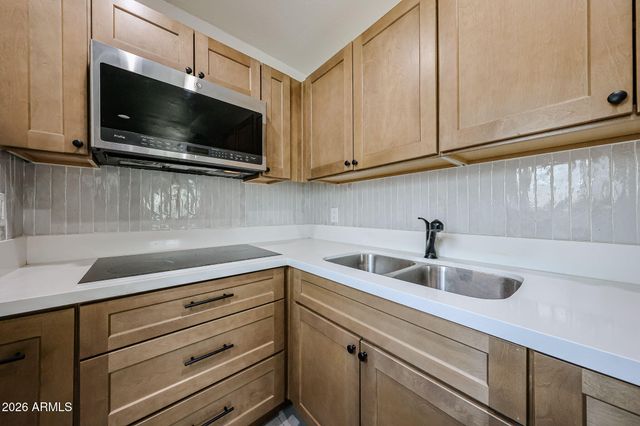 2621 W AVALON Drive, Phoenix, AZ 85017