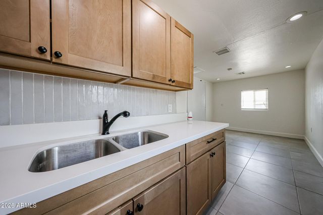 2621 W AVALON Drive, Phoenix, AZ 85017