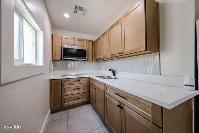 2621 W AVALON Drive, Phoenix, AZ 85017
