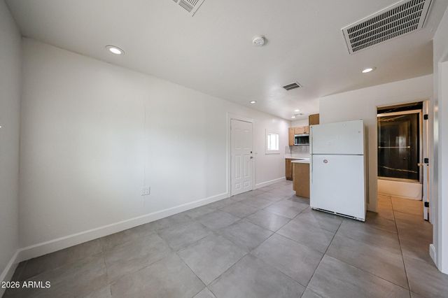 2621 W AVALON Drive, Phoenix, AZ 85017