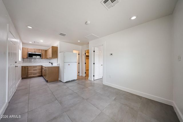 2621 W AVALON Drive, Phoenix, AZ 85017