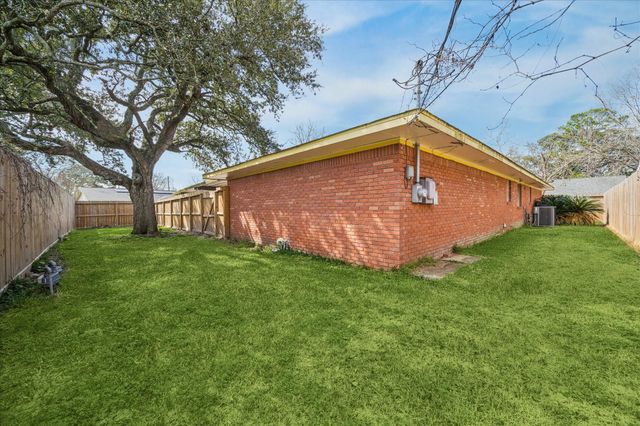 2101 Belvedere Drive, Baytown, TX 77520