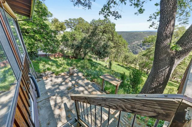 305 Riverview Dr, Auburn, CA 95603