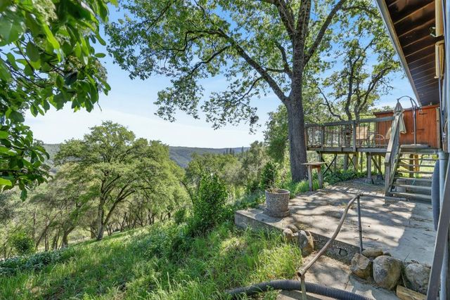 305 Riverview Dr, Auburn, CA 95603