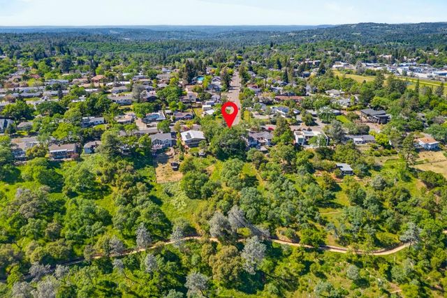 305 Riverview Dr, Auburn, CA 95603